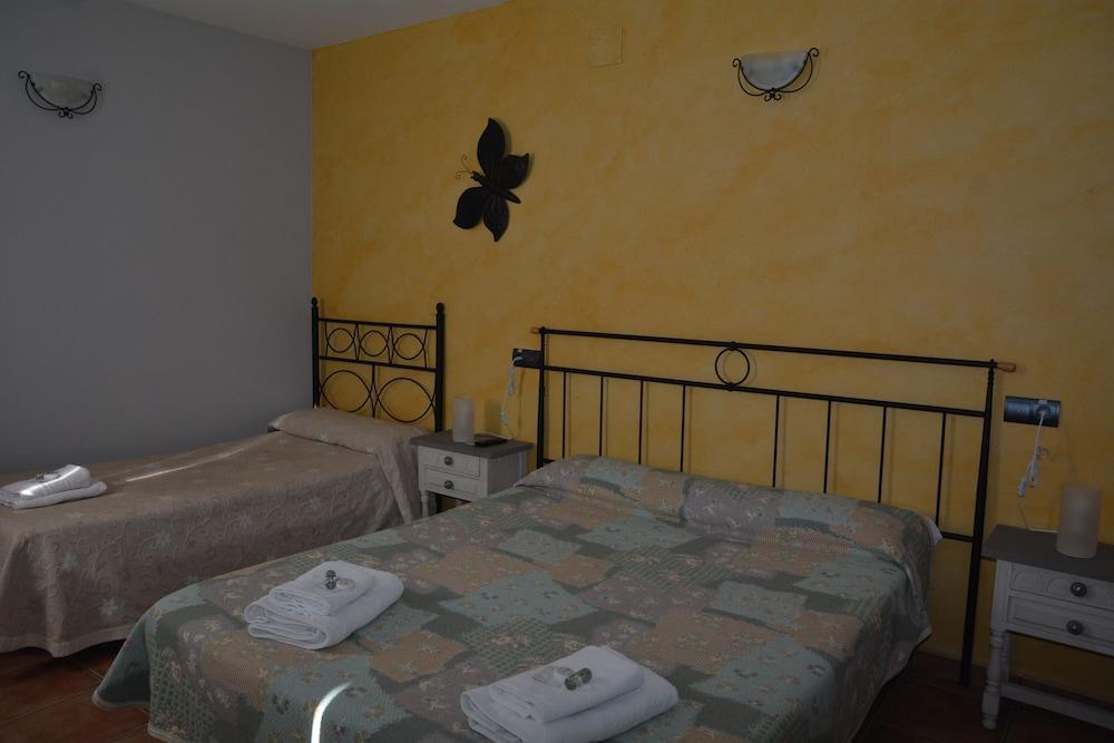 Hotel Restaurante Vinas Viejas Fuentes de Ayódar Exteriör bild